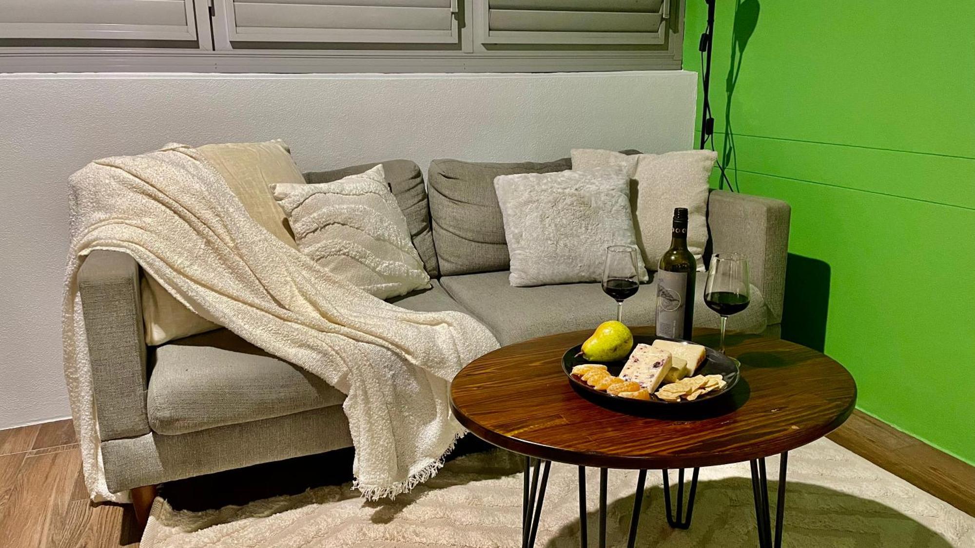 Altitude On Montville Habitación foto A throw on a sofa