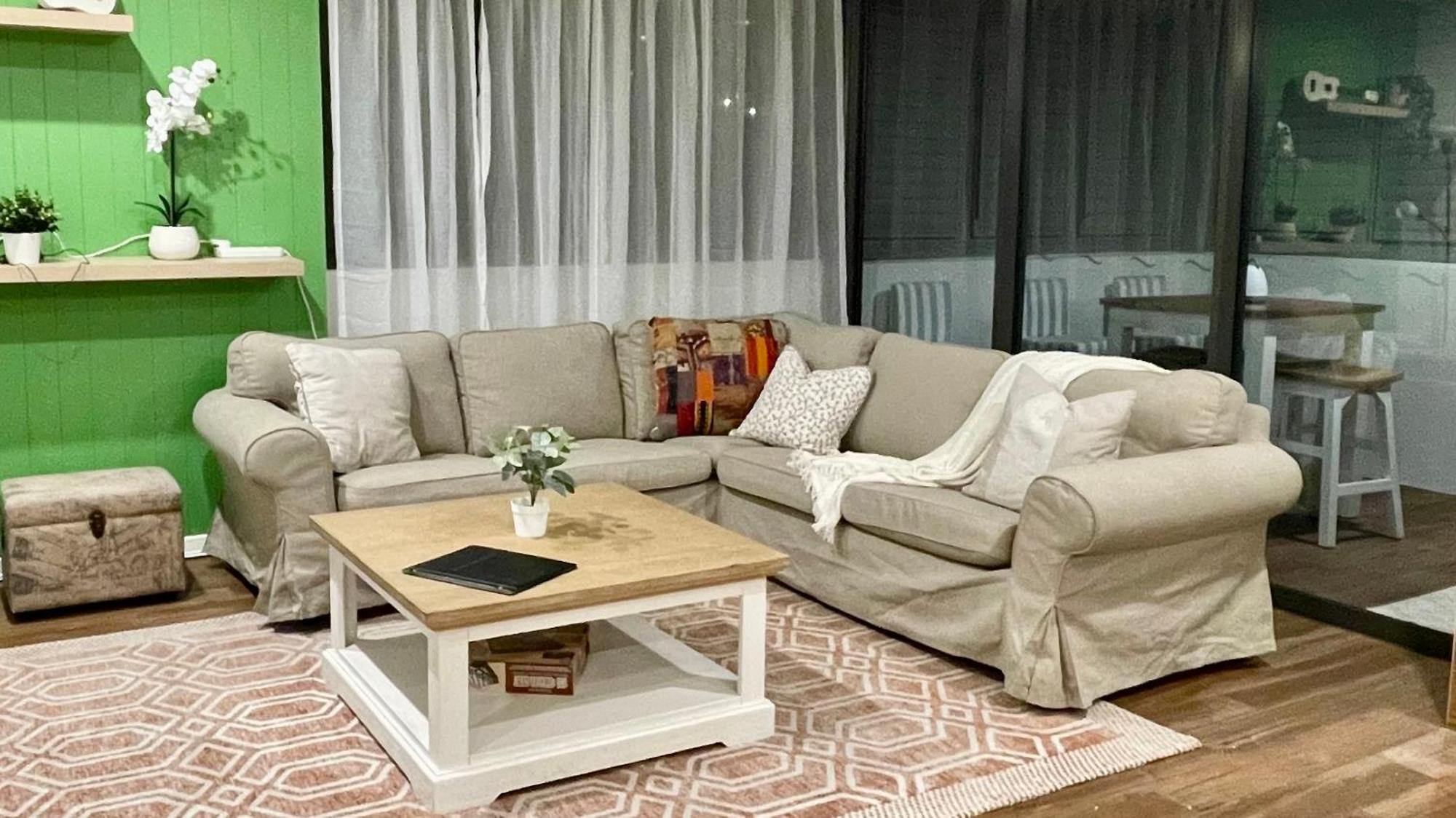 Altitude On Montville Habitación foto A living room with a sofa and a coffee table