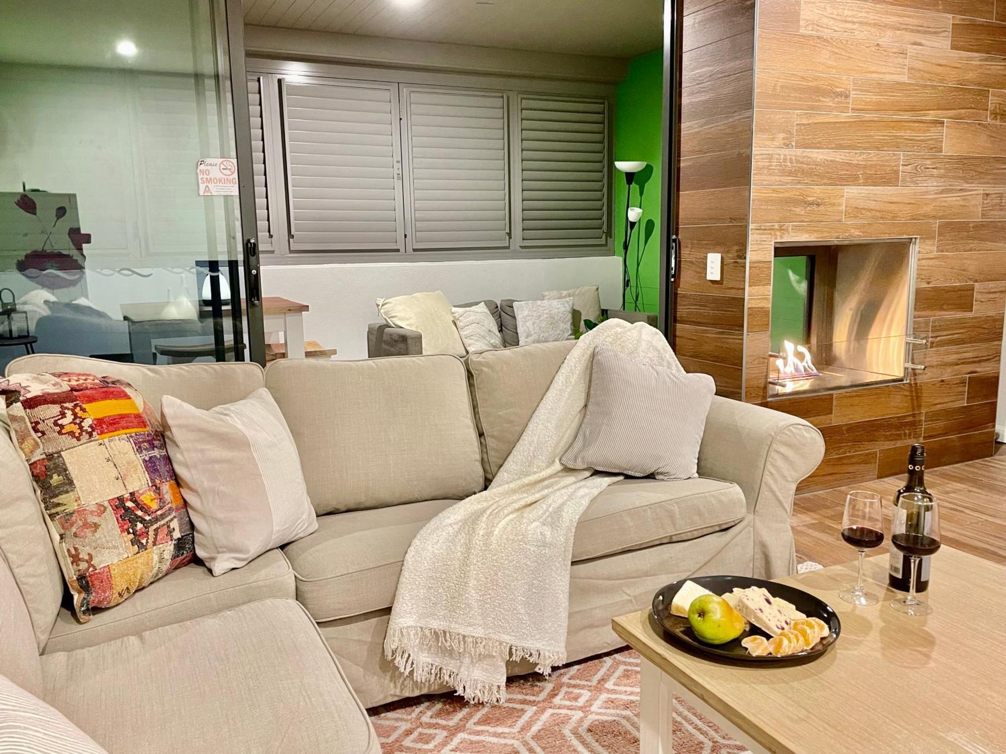 Altitude On Montville Habitación foto A living room with a fireplace