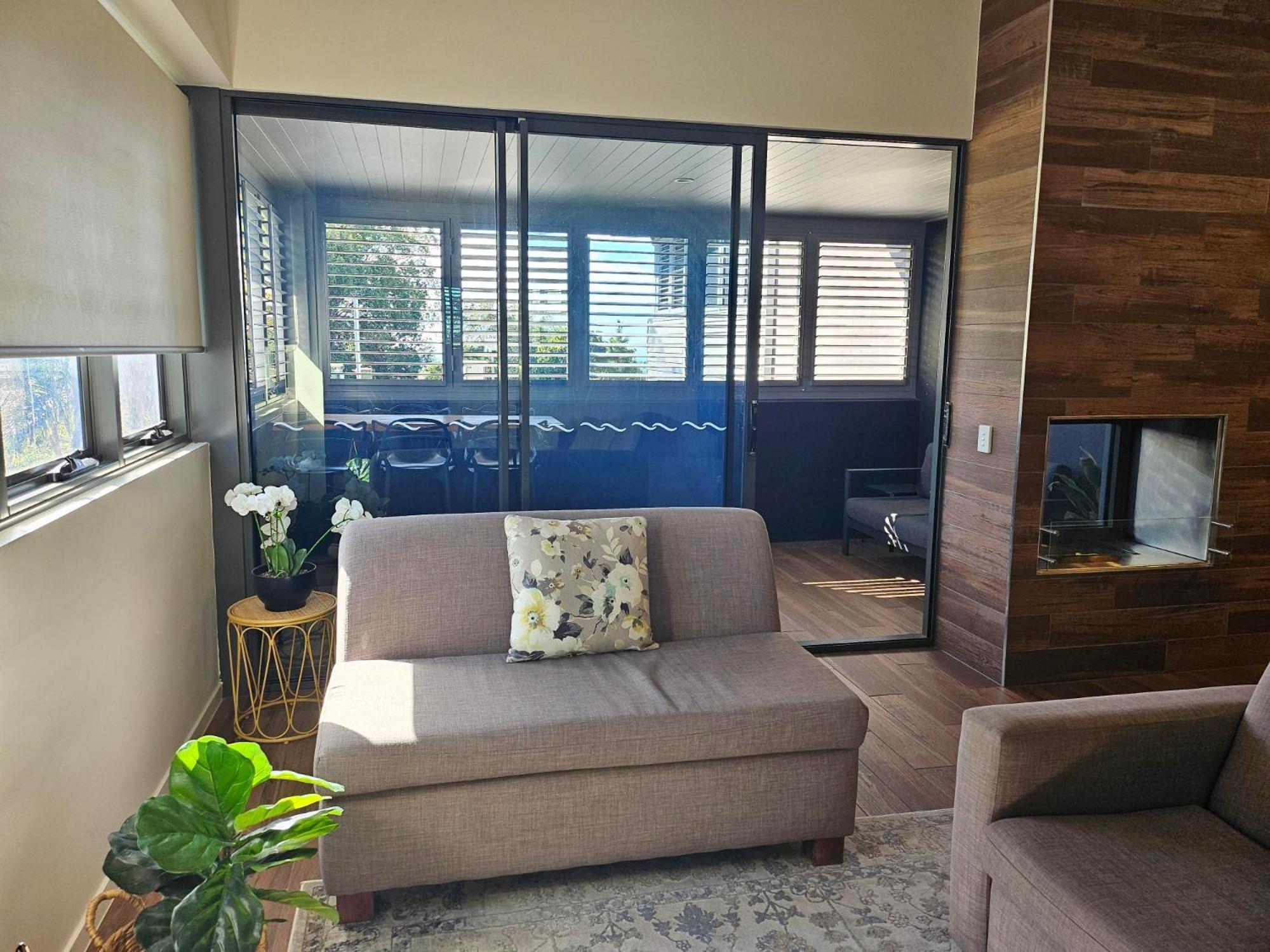 Altitude On Montville Habitación foto A living room with a sofa